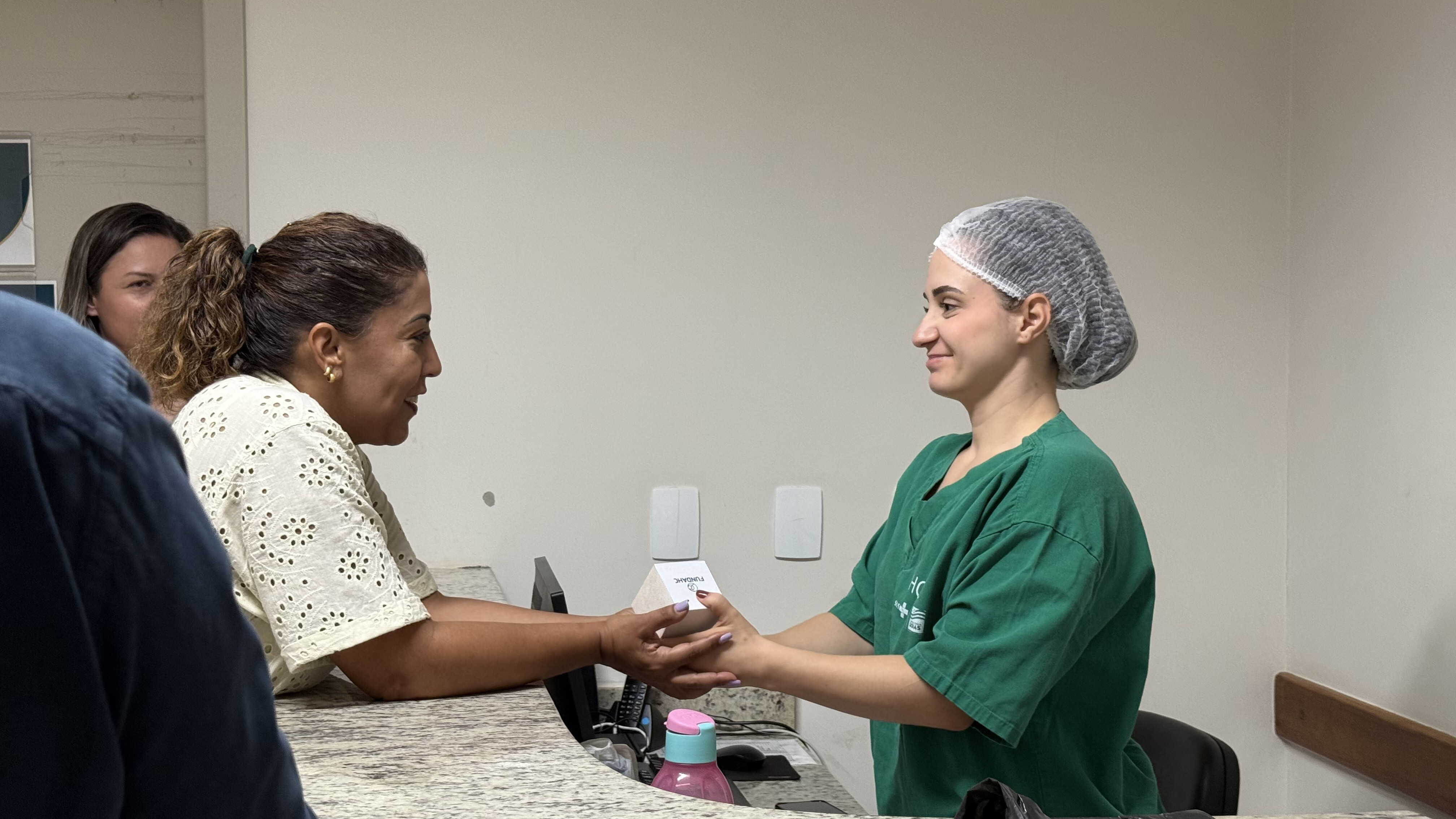 Fundahc entrega gestão do HEJ com mais de dois milhões de atendimentos realizados - Foto colaboradora despedida professora Lucilene